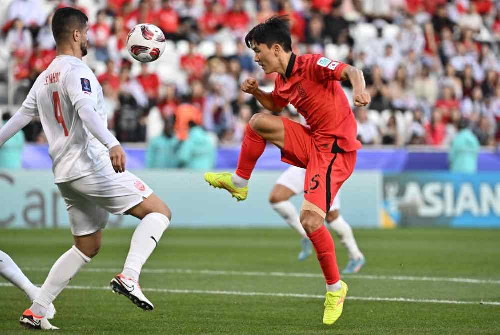 In-beom (kanan) penjaring gol pertama buat Korea Selatan. Foto AFP