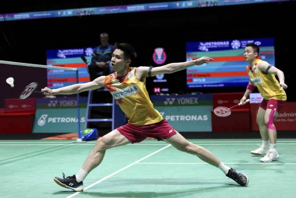 Aaron (kanan) Wooi Yik ketika menentang Min-hyuk-Seung-jae pada Kejohanan Badminton Terbuka Malaysia di Axiata Arena Bukit Jalil baru-baru ini. Foto Bernama