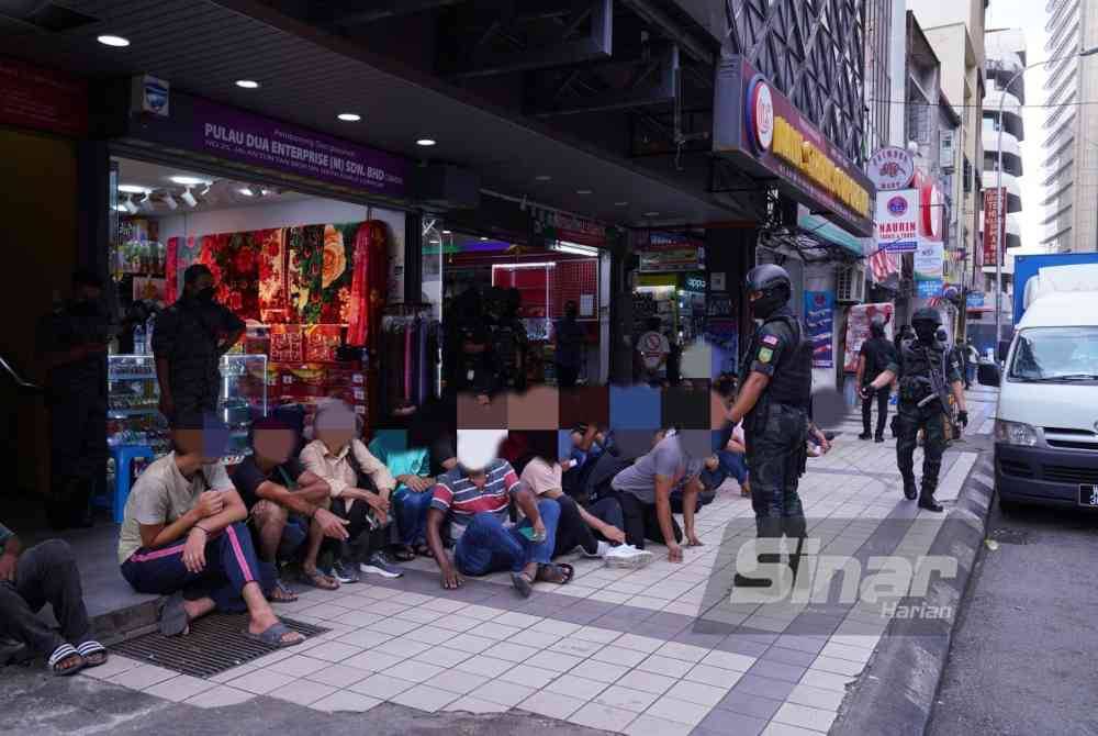 Polis menahan warga asing menerusi operasi besar-besaran di sekitar Jalan Silang, Kuala Lumpur. FOTO SINAR HARIAN/MOHD HALIM ABDUL WAHID