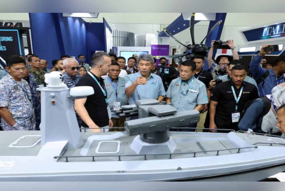 Mohamad Hasan (tengah) ketika meninjau Pameran Maritim dan Aeroangkasa Antarabangsa Langkawi (LIMA&#039;23) di Pusat Pameran Antarabangsa Mahsuri (MIEC). Foto fail Bernama