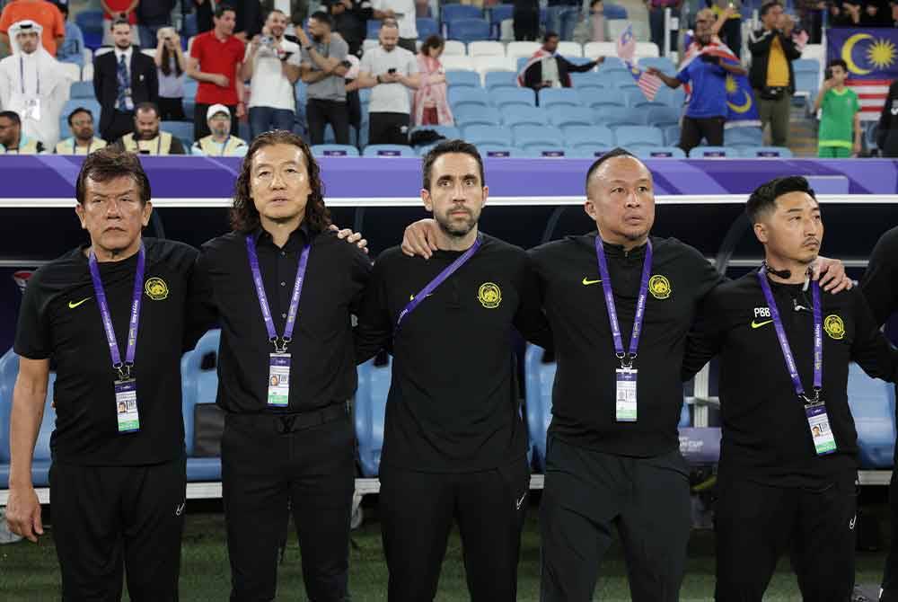 Pan-Gon (dua dari kiri) pada perlawanan di antara Malaysia menentang Jordan bagi peringkat Kumpulan E sempena Piala Asia 2023 di Stadium Al Janoub. Foto Bernama