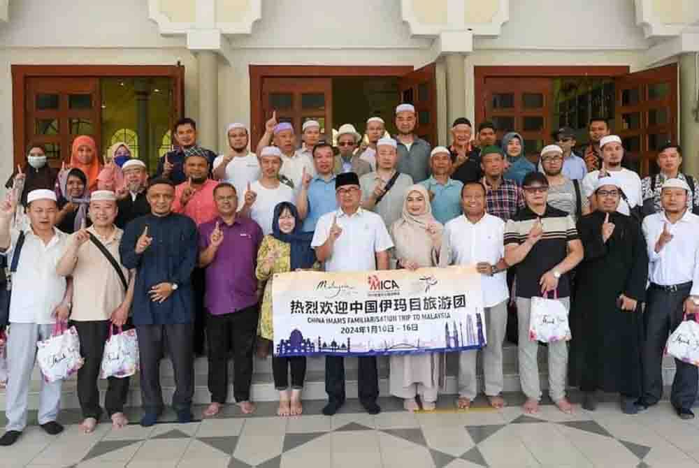 Fadzli bersama 36 imam dari China yang singgah menunaikan solat zuhur di Masjid Sultan Ahmad Shah, Bentong, sempena program ‘Imam Fam Trip: Discover Muslim – Friendly Malaysia’ pada Isnin. Foto Facebook Fadzli