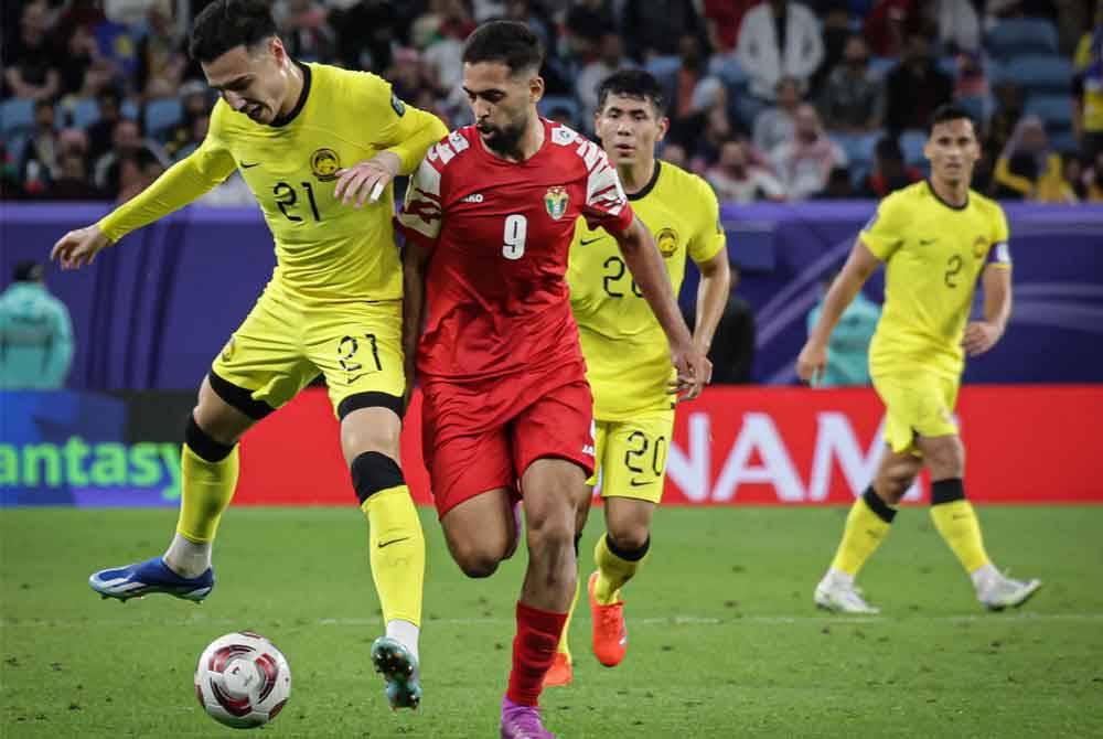 Pemain Malaysia Dion Cools diasak pemain Jordan Ali Olwan pada perlawanan di antara Malaysia menentang Jordan bagi peringkat Kumpulan E sempena Piala Asia 2023 di Stadium Al Janoub. Foto Bernama