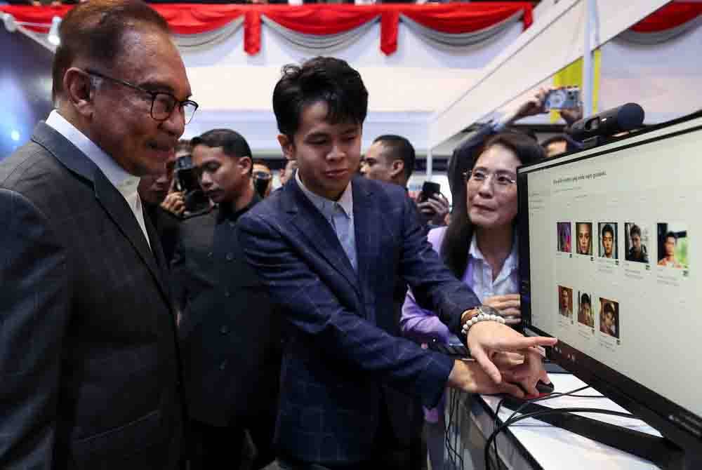 Anwar (kiri) melawat ruang pameran selepas merasmikan Majlis Peluncuran Artifical Intelligence (AI) Untuk Rakyat di Pusat Kebudayaan dan Kesenian Sultan Salahuddin Abdul Aziz Shah, Universiti Putra Malaysia (UPM). Foto Bernama