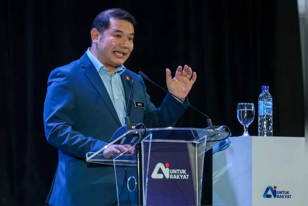 Rafizi berucap pada majlis perasmian Artificial Intelligence (AI) Untuk Rakyat di Pusat Kebudayaan dan Kesenian Sultan Salahuddin Abdul Aziz Shah, Universiti Putra Malaysia (UPM). Foto Bernama