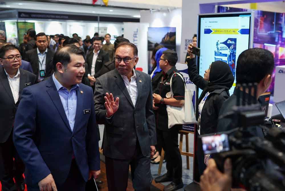 Anwar (kanan) melawat ruang pameran selepas merasmikan Artificial Intelligence (AI) Untuk Rakyat di Pusat Kebudayaan dan Kesenian Sultan Salahuddin Abdul Aziz Shah, Universiti Putra Malaysia (UPM). Hadir sama, Rafizi (dua dari kiri). Foto Bernama