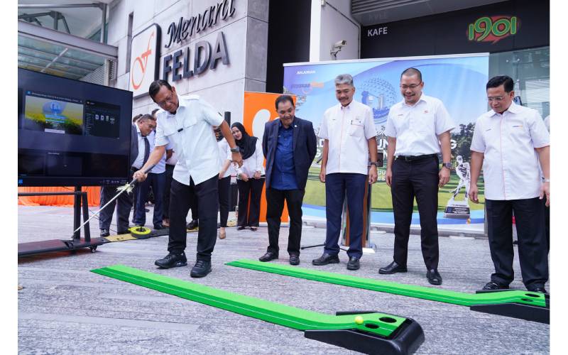 Pengerusi Felda, Datuk Seri Ahmad Shabery Cheek melakukan gimik sempena Majlis Pelancaran Felda FGV Fundraising Golf Tournament 2024 anjuran Yayasan Felda sempena Hari Peneroka 2024 di pekarangan Menara Felda pada Selasa. FOTO: SINAR HARIAN/MOHD HALIM ABDUL WAHID