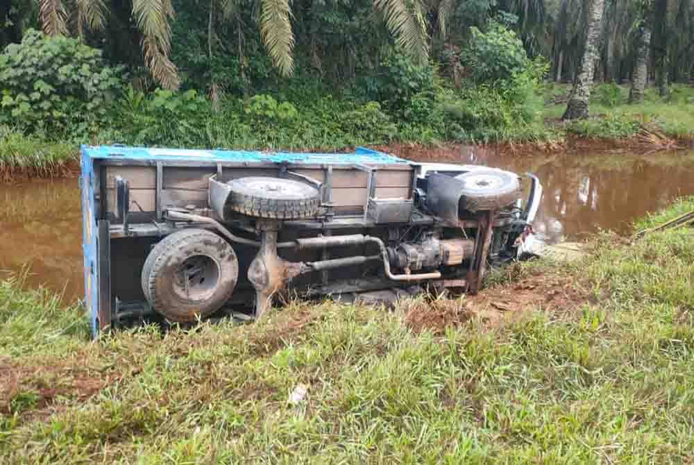 Lori yang terbalik dalam kemalangan di Jalan Sri Bengkal-Sri Gading, Batu Pahat, Johor pad Selasa.