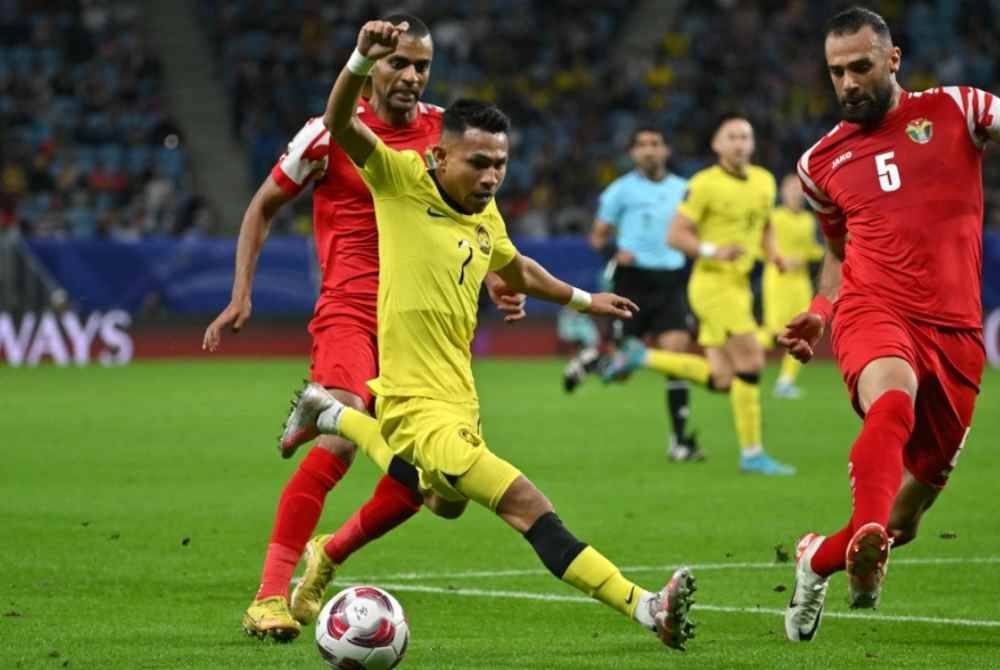 Yazan (kanan) bersaing dengan pemain Harimau Malaya, Faisal Halim dalam aksi Kumpulan E Piala Asia 2023 di Stadium Al-Janoub, Al-Wakrah. Foto AFP