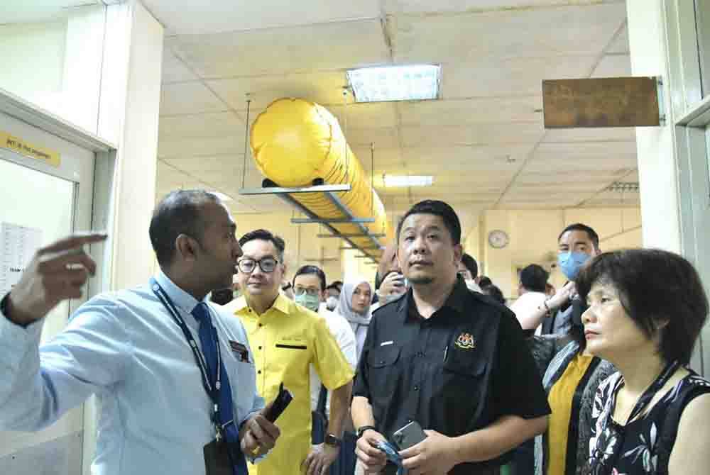 Lukanisman (dua dari kanan) melawat Hospital Sibu pada Selasa. Foto KKM