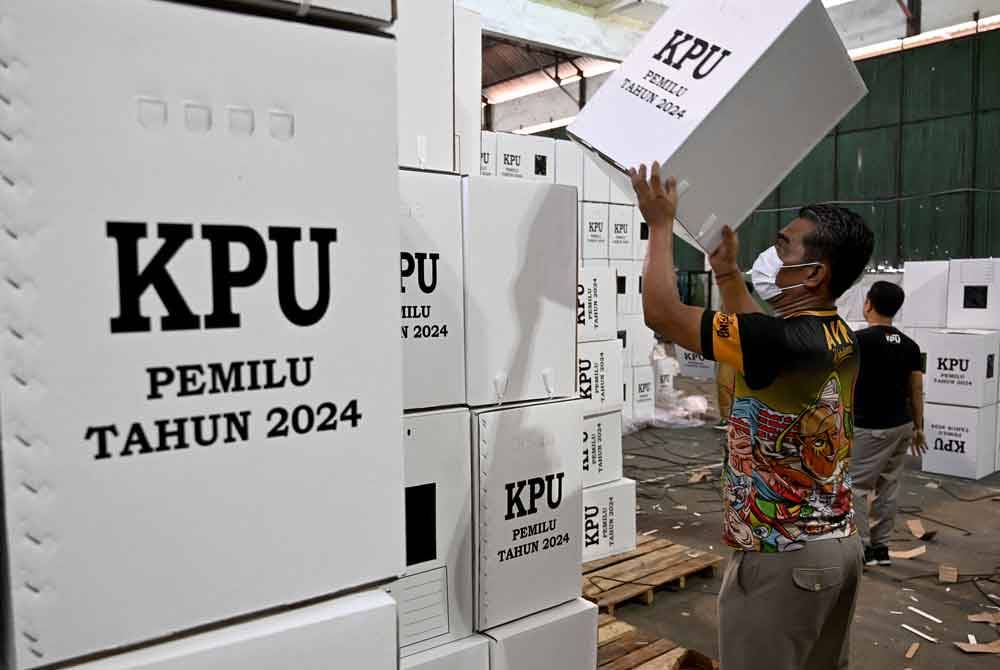 Kotak undi yang disimpan di sebuah gudang logistik Komisi Pemilihan Umum (KPU) di Denpasar. - Foto: AFP