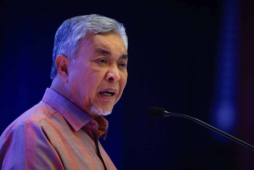 Ahmad Zahid berucap pada majlis perasmian Program TVET Place and Train UTeM@KPT di Dewan Canselori UTeM pada Selasa. Foto Bernama