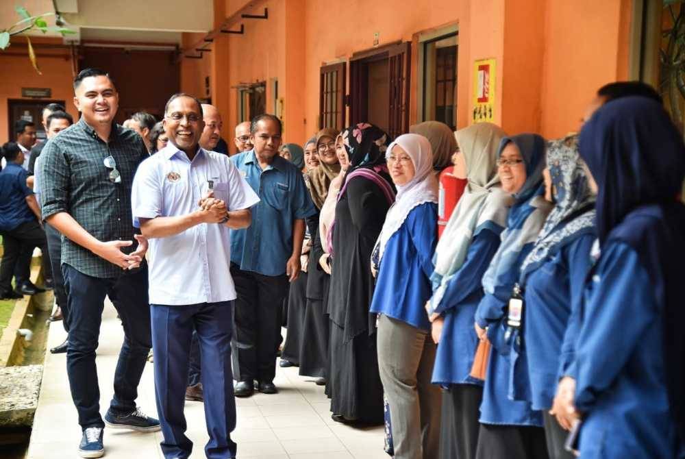 Zambry (dua, kiri) membuat lawatan kerja rasmi ke Kolej Komuniti Jasin (KKJ) dan Politeknik Merlimau Melaka (PMM) pada Selasa. Foto FB Zambry Abd Kadir