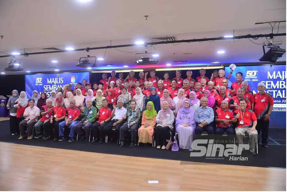 
Para ahli Alumni FEP 74-78 UKM bergambar bersama-sama pada Majlis Sembang Nostalgia 2 Alumni Fakulti Ekonomi dan Pengurusan (FEP) UKM di Kumpulan Media Karangkraf di sini pada Selasa.