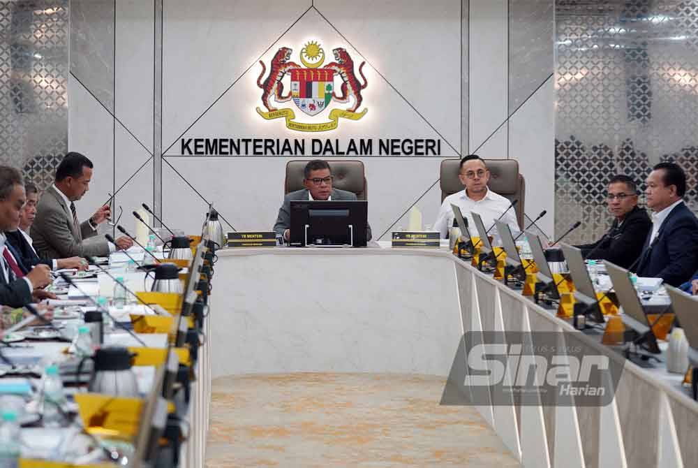 Saifuddin (tengah) dan Menteri Sumbar Manusia, Steven Sim Chee Keong (kanan) mengadakan Mesyuarat Jawantankuasa Bersama Antara Menteri Dalam Negeri dan Menteri Sumber Manusia Mengenai Pengurusan Kerja Asing Kali Ke 10, di Kementerian Dalam Negeri Putrajaya pada Selasa. Foto Sinar Harian-ROSLI TALIB