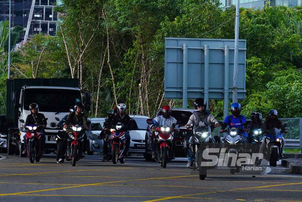 Motosikal menjadi pilihan utama bagi mengelakkan kesesakan di jalan raya.