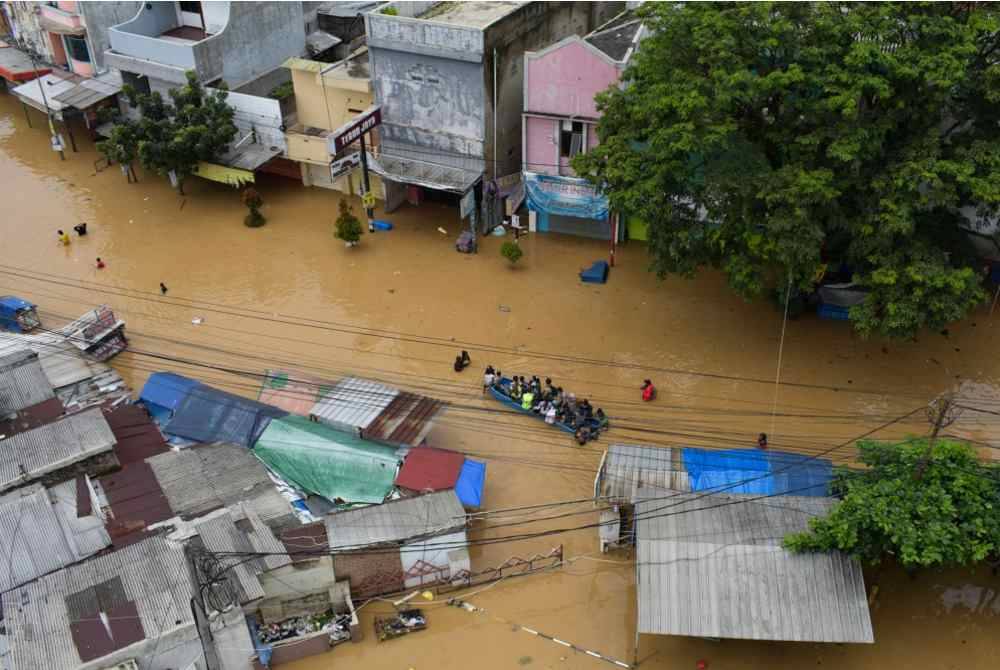 Pusat AHA mendedahkan bahawa banjir di Indonesia menjejaskan 128,000 individu, 35,000 rumah dan 45 sekolah. Foto AFP