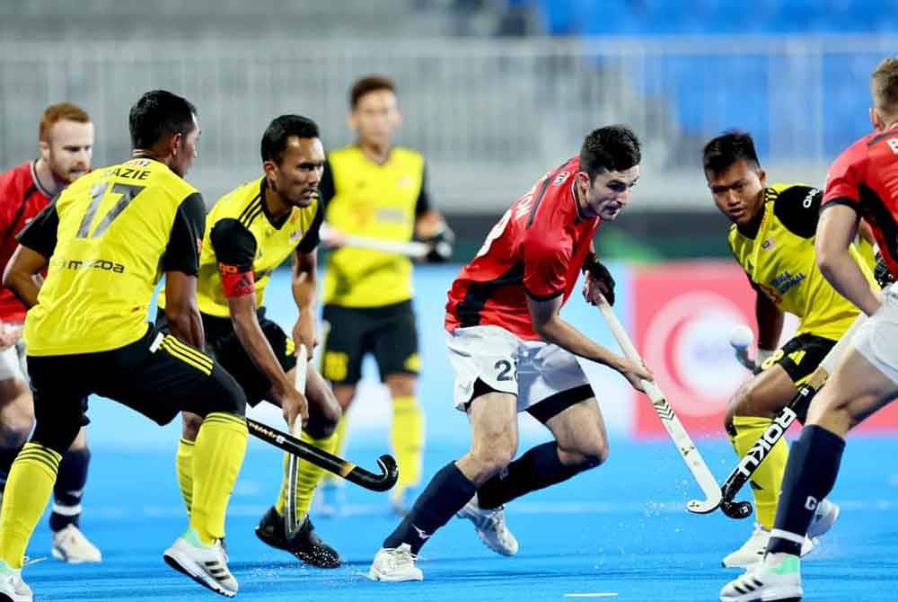 Pemain-pemain Speedy Tigers berusaha mengekang kemaraan jentera gol Great Britain di Muscat. Foto: MHC