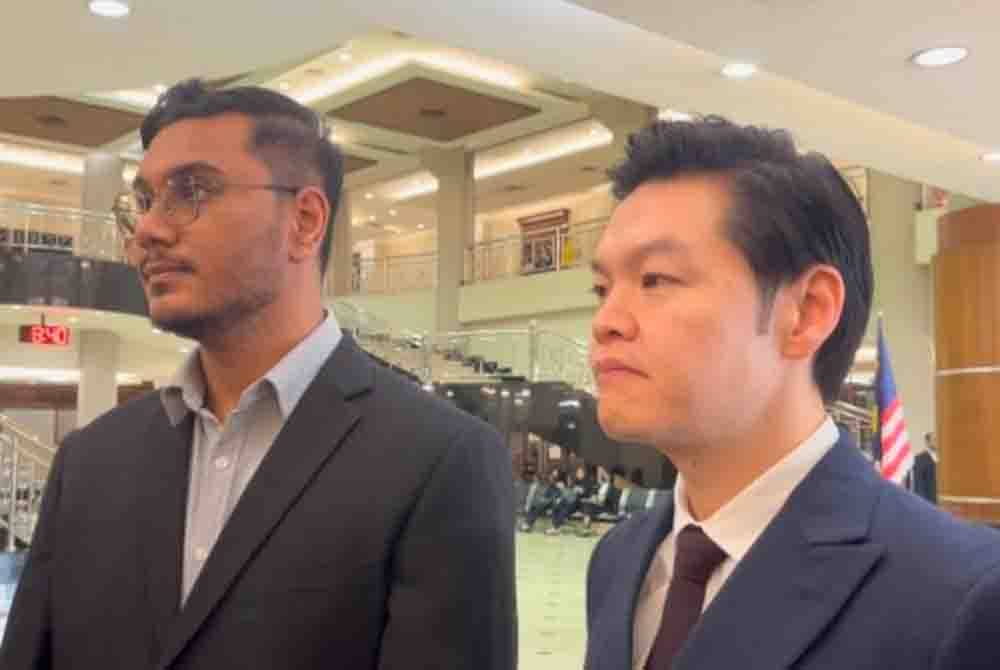 Mohd Khairianwar (kiri) dan Meng Kheng (kanan) yang hadir ke Mahkamah Majistret Kuala Lumpur bagi menghadapi masing-masing satu pertuduhan melukakan perasaan agama orang lain, pada Rabu.