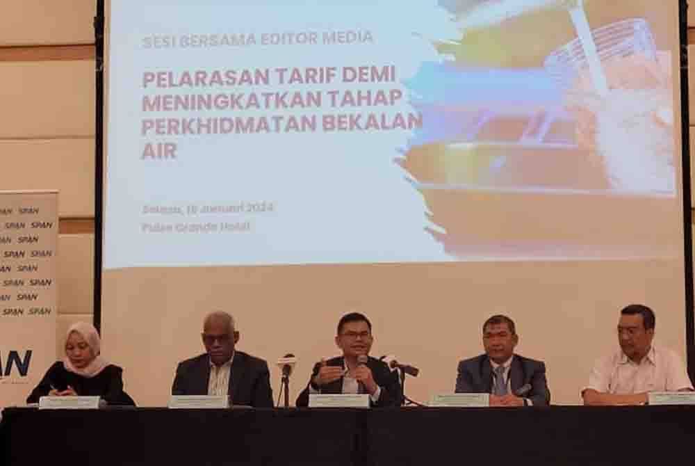 Akmal (tengah) ketika Sesi Bersama Editor Media: Pelarasan Tarif Demi Meningkatkan Tahap Perkhidmatan Bekalan Air bertempat di Hotel Pulse Grande, Putrajaya pada Selasa.