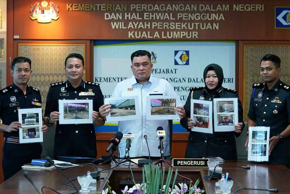 Ariffin (tengah) dalam sidang akhbar bersama wakil PDR berkaitan operasi membanteras penyelewengan diesel bersubsidi melalui Ops Tiris 3.0. - FOTO: SINAR HARIAN/MOHD HALIM ABDUL WAHID