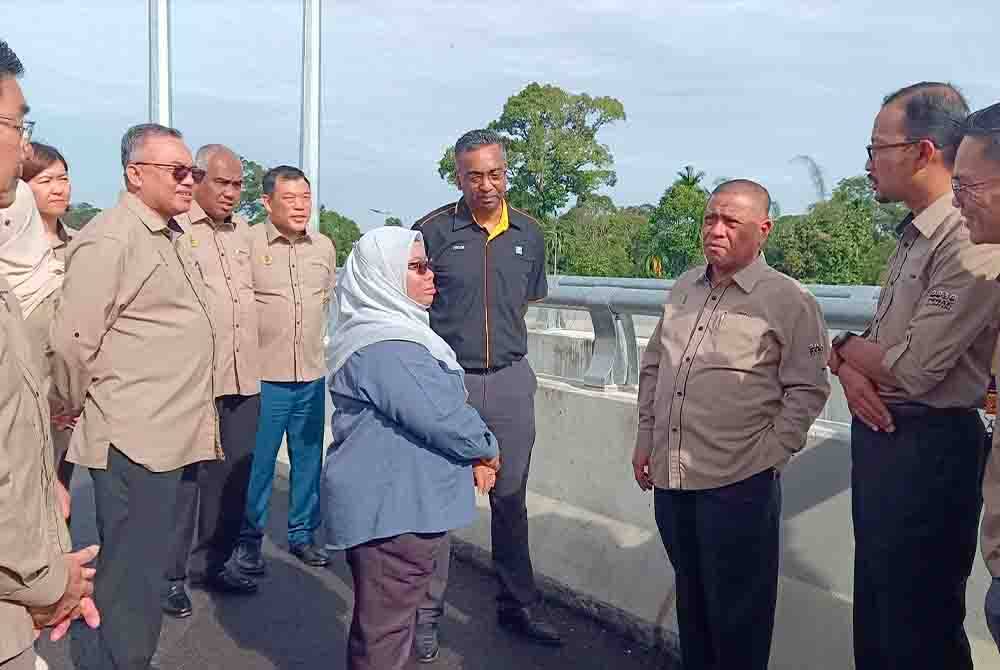 Saarani (tiga dari kanan) mendengar penerangan daripada Nadzrol Fadzilah (tengah) ketika lawatan kerja beliau ke Projek WCE Jajaran Seksyen 11 (Beruas -Taiping Selatan) pada Rabu.