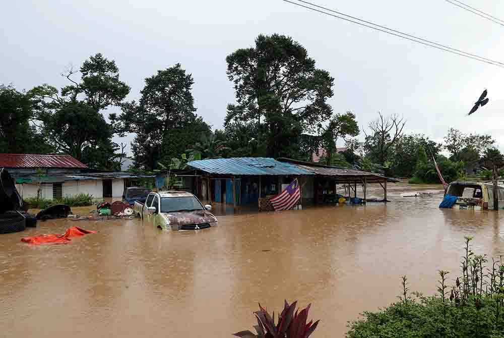 Jumlah mangsa banjir yang berlindung di enam pusat pemindahan sementara (PPS) di tiga negeri terjejas banjir meningkat sedikit kepada 280 orang setakat 12 tengah hari ini.