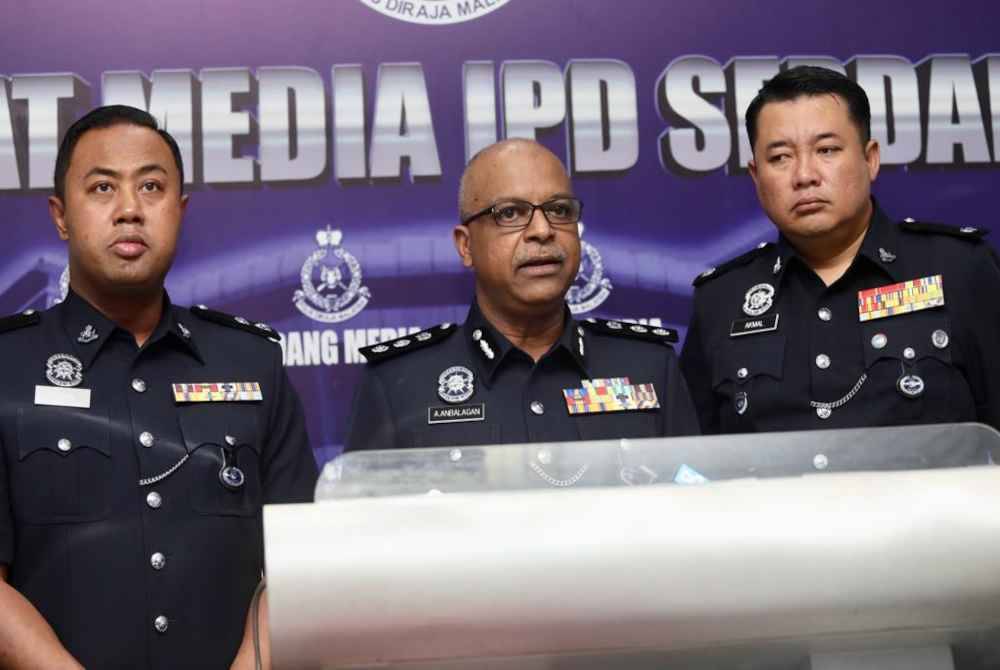 Anbalagan (tengah) ketika sidang akhbar di Ibu Pejabat Polis Daerah Serdang pada Rabu.