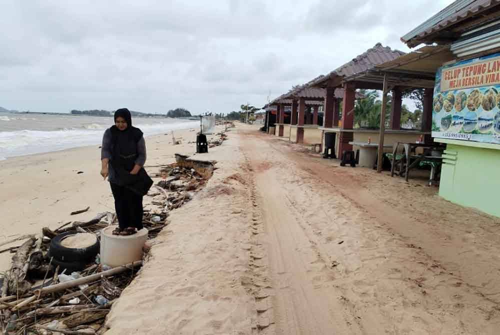 Keadaan hakisan yang berlaku disepanjang laluan antara kedai makan dan kawasan pantai di Pantai Teluk Bayu, Kampung Pachakan, Besut.