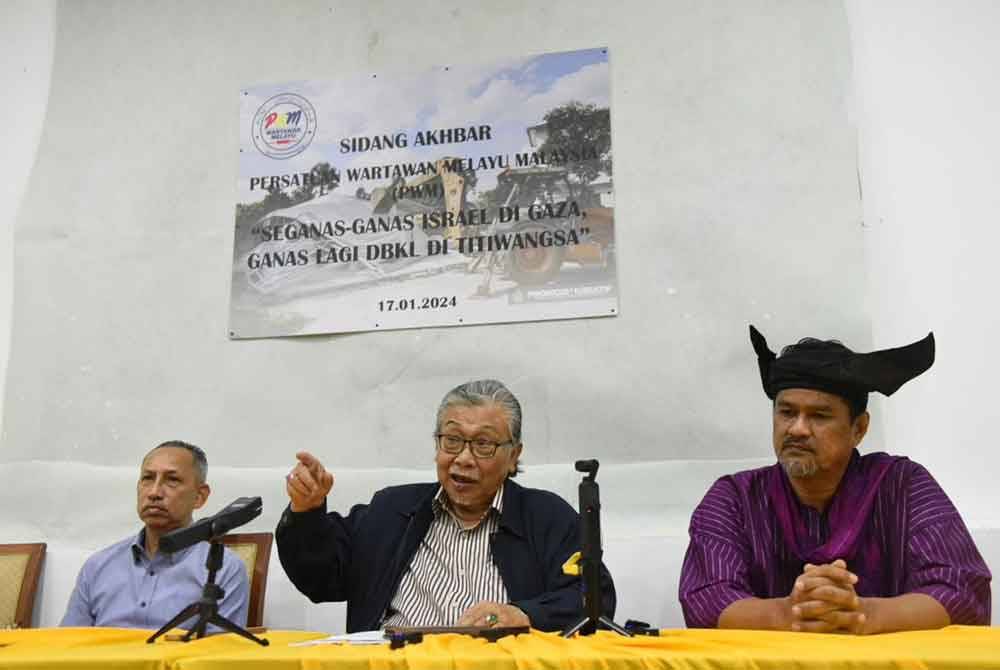 Yazid (tengah) pada sidang akhbar di Rumah PWM pada Rabu. - FOTO: MOHD RAFIQ REDZUAN HAMZAH