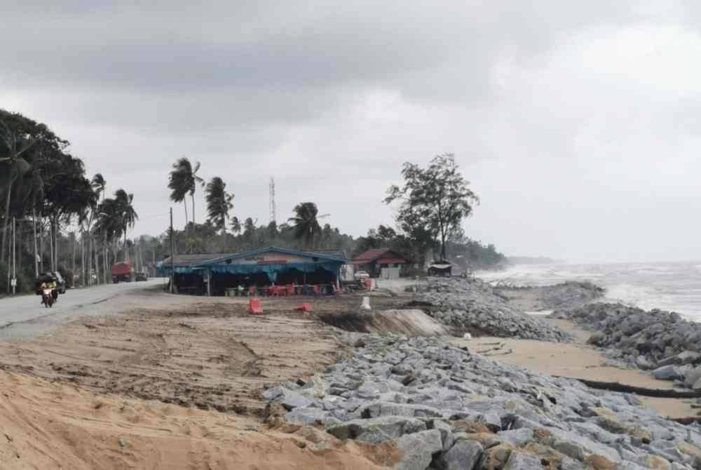 Keadaan hakisan pantai yang berlaku disepanjang Kampung Mengabang Telipot di Kuala Nerus.