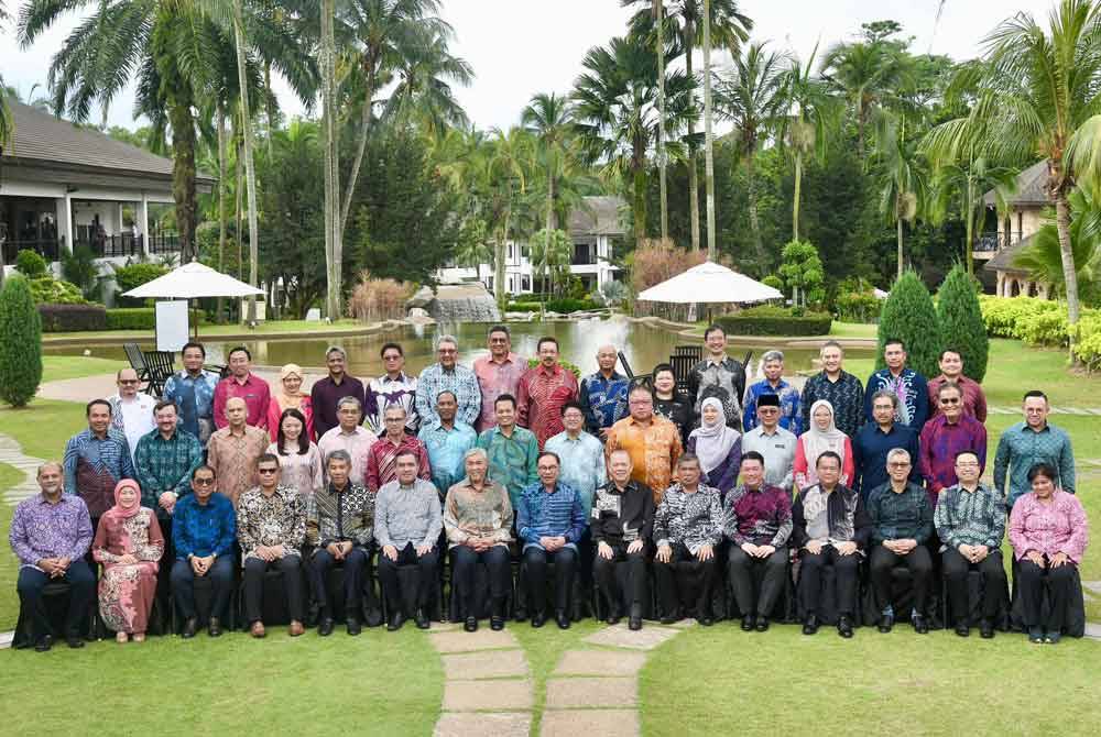 Anwar bersama barisan Jemaah Menteri termasuk Timbalan Perdana Menteri Datuk Seri Dr Ahmad Zahid Hamidi dan Datuk Seri Fadillah Yusof sebelum sesi pemukiman bermula.