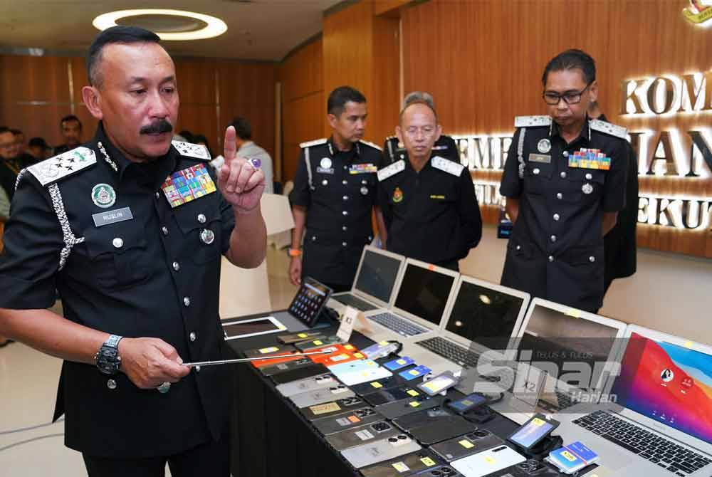 Ruslin menunjukkan antara rampasan barang susulan tumpasnya sindiket judi online di ibu negara. - FOTO: SINAR HARIAN/MOHD HALIM ABDUL WAHID