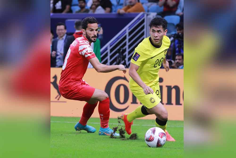 Mahmoud Al-Mardi (kiri) semasa membantu Jordan bertemu Malaysia pada pentas Piala Asia di Qatar pada pagi Selasa. Foto Persatuan Bolasepak Malaysia