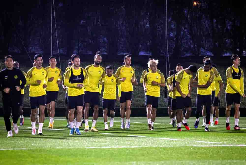 Skuad Harimau Malaya giat menjalani sesi latihan dalam menghadapi Piala Asia 2023 di Universiti Qatar. Foto Bernama