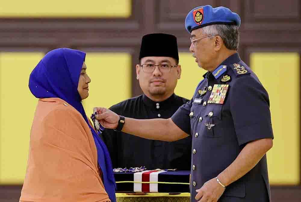 Al-Sultan Abdullah berkenan mengurniakan bintang KMN kepada Nur-ul Afida pada Istiadat Pengurniaan Darjah Kebesaran, Bintang dan Pingat Persekutuan di Istana Negara. Foto Bernama