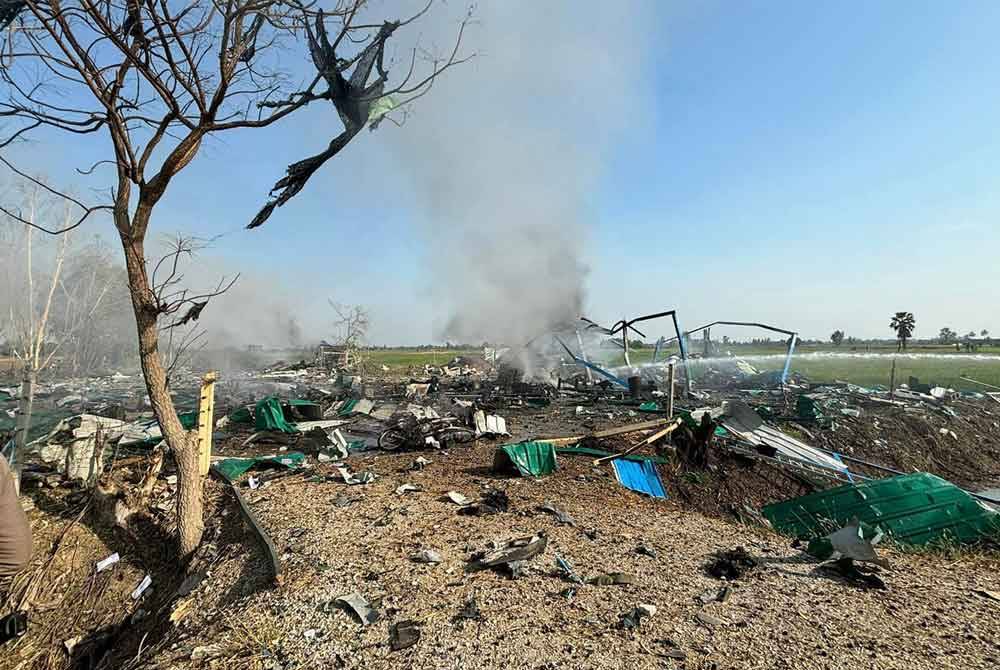 Sekurang-kurangnya 20 maut dalam satu letupan di sebuah kilang bunga api di Suphan Buri, kira-kira 120 kilometer utara Bangkok pada Rabu. Foto Bangkok Post