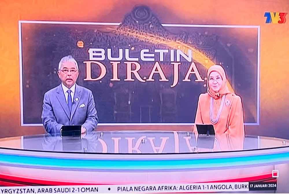 Al-Sultan Abdullah bersama Tunku Azizah berkenan mencemar duli membaca berita yang ditayangkan menerusi slot khas Buletin Diraja saluran TV3, ketika tinjauan FotoBernama di sini malam ini. Foto Bernama