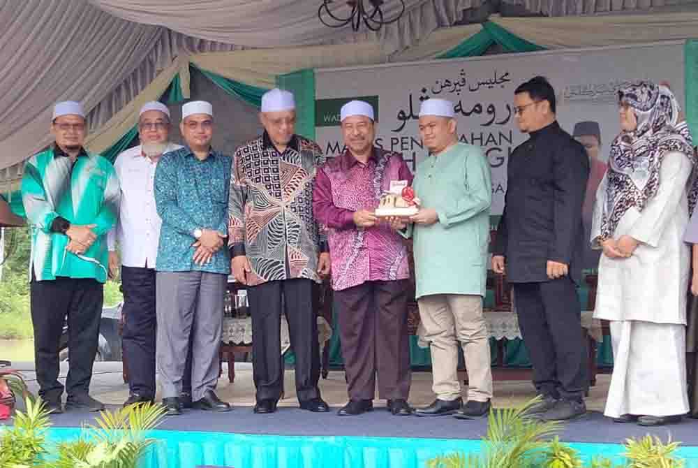 Nassuruddin (empat dari kanan) menyerahkan replika banglo kepada Muhammad Qayyim Nizar (tiga dari kanan) sempena Majlis Penyerahan Rumah Banglo Kepada Johan Tilawah Peringkat Antarabangsa 2023 pada Khamis.