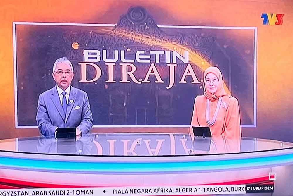 Rakaman Al-Sultan Abdullah bersama Tunku Azizah berkenan mencemar duli membaca berita yang ditayangkan menerusi slot khas Buletin Diraja saluran TV3, pada malam Rabu. - Foto Bernama