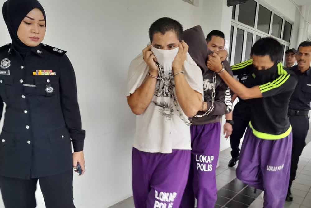 Tiga ahli geng pecah rumah Che Wan ketika dibawa ke Mahkamah Majistret Kota Tinggi pada Khamis.