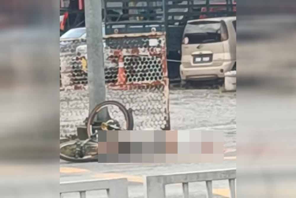 Tangkap layar video yang tular memaparkan seorang warga emas terbaring bersama basikal selepas terlibat dalam kemalangan di KM68, Jalan Tapah-Kuala Lumpur pada Selasa.