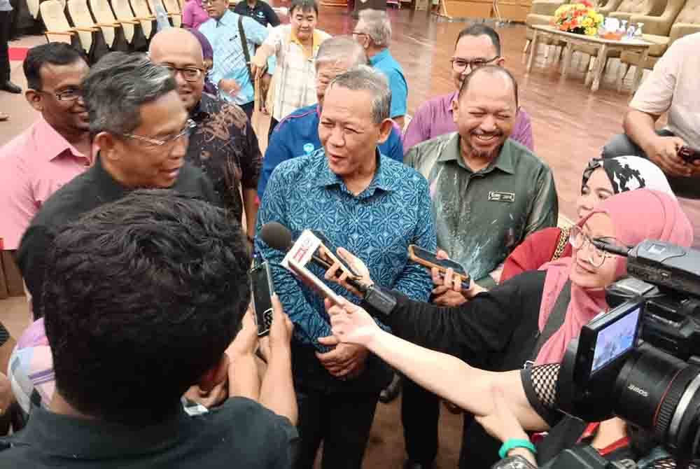 Jalaluddin (dua kiri) dan Aminuddin (tiga kiri) ketika mengulas isu mengenai Langkah Seremban.