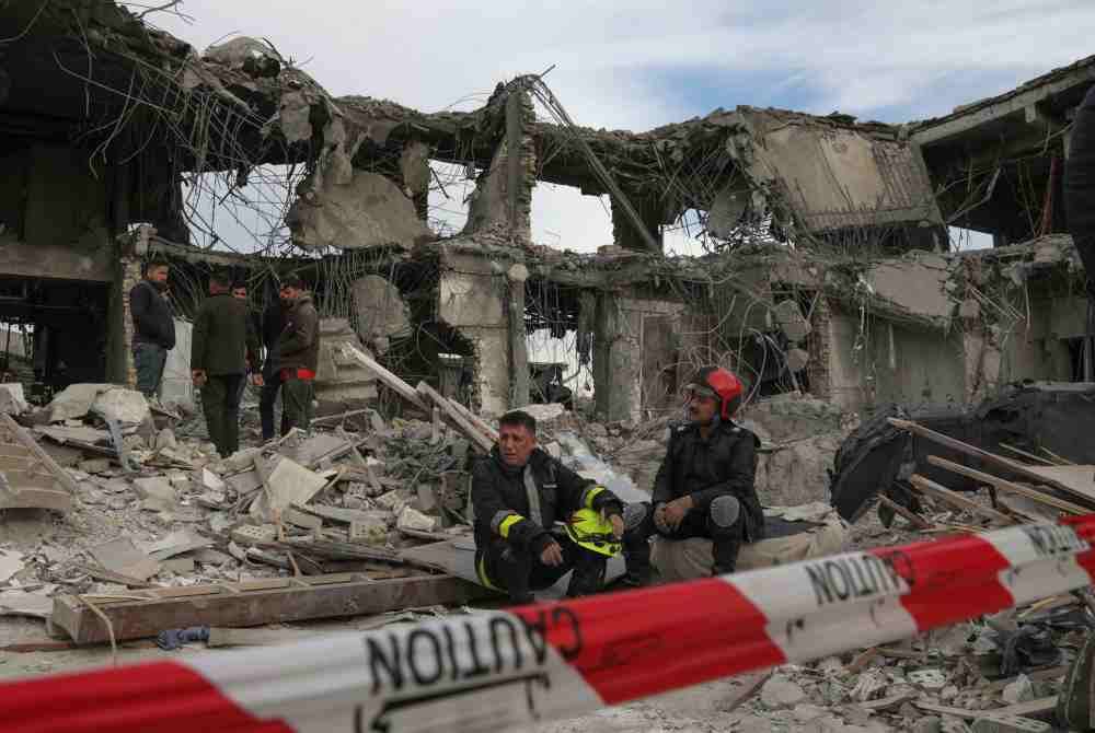 Pasukan pertahanan awam menjalankan operasi mencari dan menyelamat di bangunan yang rosak berikutan serangan peluru berpandu yang dilancarkan oleh Kor Pengawal Revolusi Iran (IRGC) di wilayah Kurdistan. Foto AFP