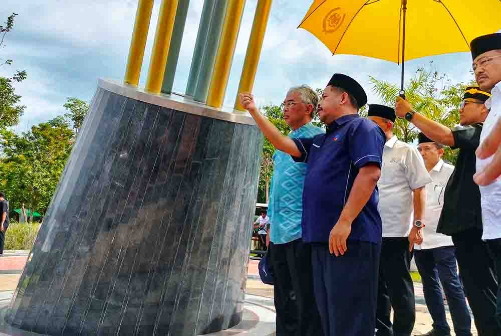 Al-Sultan Abdullah (kiri) ketika mendengar penerangan mengenai TTTS