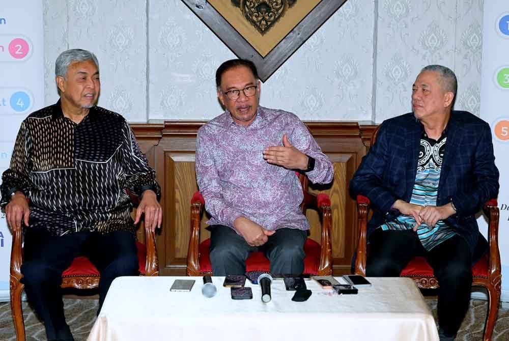 Anwar Ibrahim (tengah) bercakap pada sidang media sempena pemukiman bersama Jemaah Menteri di sebuah hotel hari ini. - Foto: Bernama