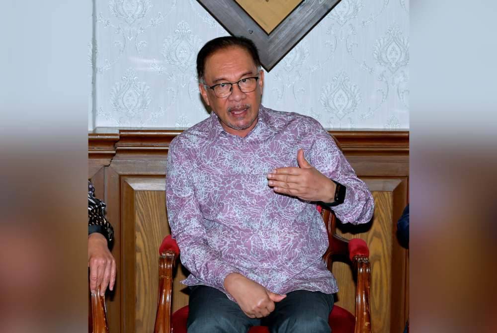 Anwar ketika bercakap pada sidang akhbar sempena pemukiman bersama Jemaah Menteri di sebuah hotel hari ini. Foto Bernama