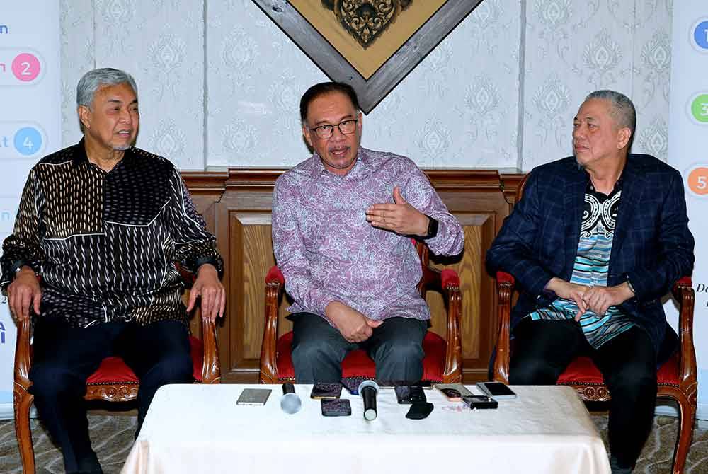 Perdana Menteri Datuk Seri Anwar Ibrahim (tengah) bercakap pada sidang media sempena pemukiman bersama Jemaah Menteri di sebuah hotel hari ini. - Foto Bernama