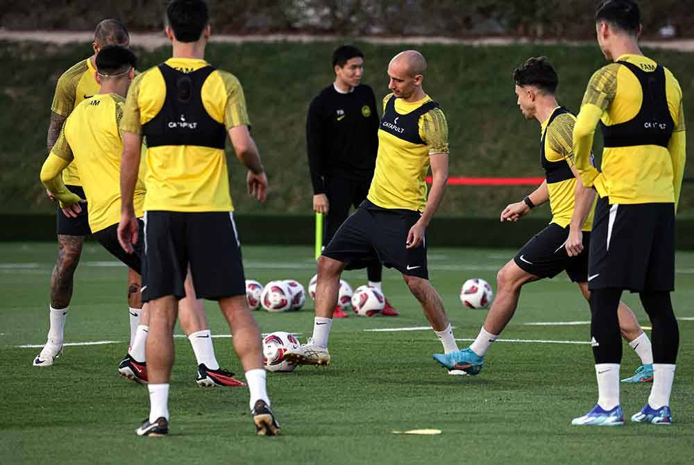 Skuad Harimau Malaya menjalani sesi latihan dalam menghadapi Piala Asia 2023 di Universiti Qatar hari ini. Foto Bernama