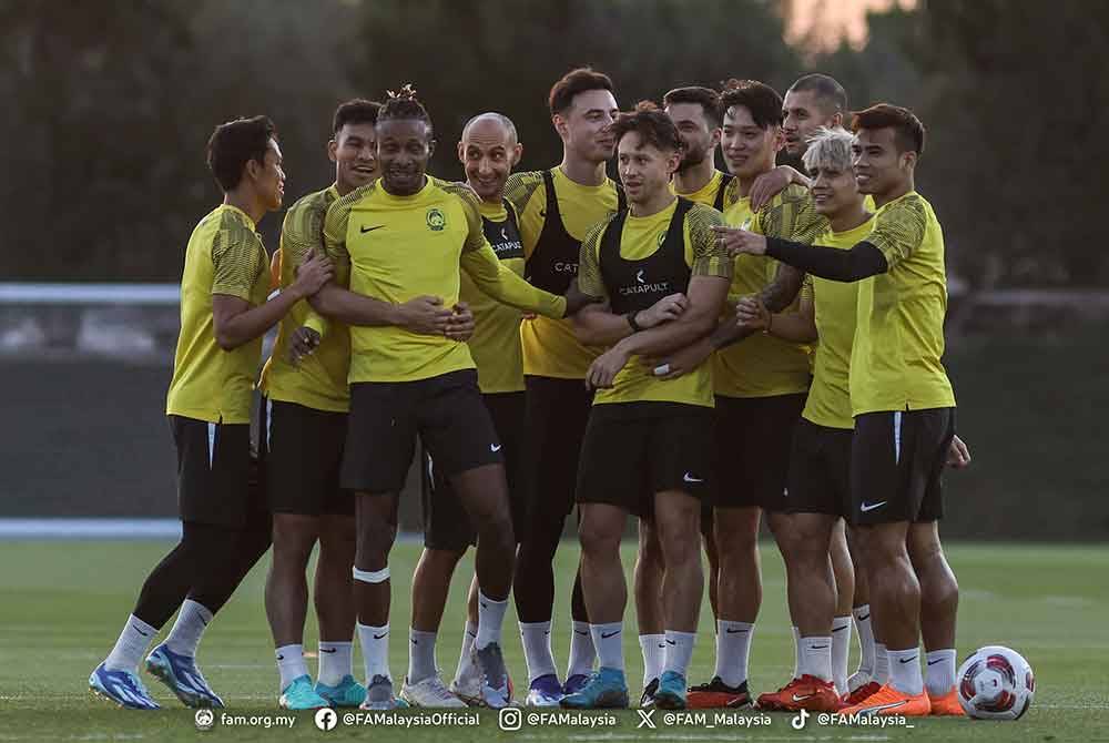 Suasana ceria dalam kalangan pemain menjelang aksi menentang Bahrain di Doha pada Sabtu. Foto Facebook FAM